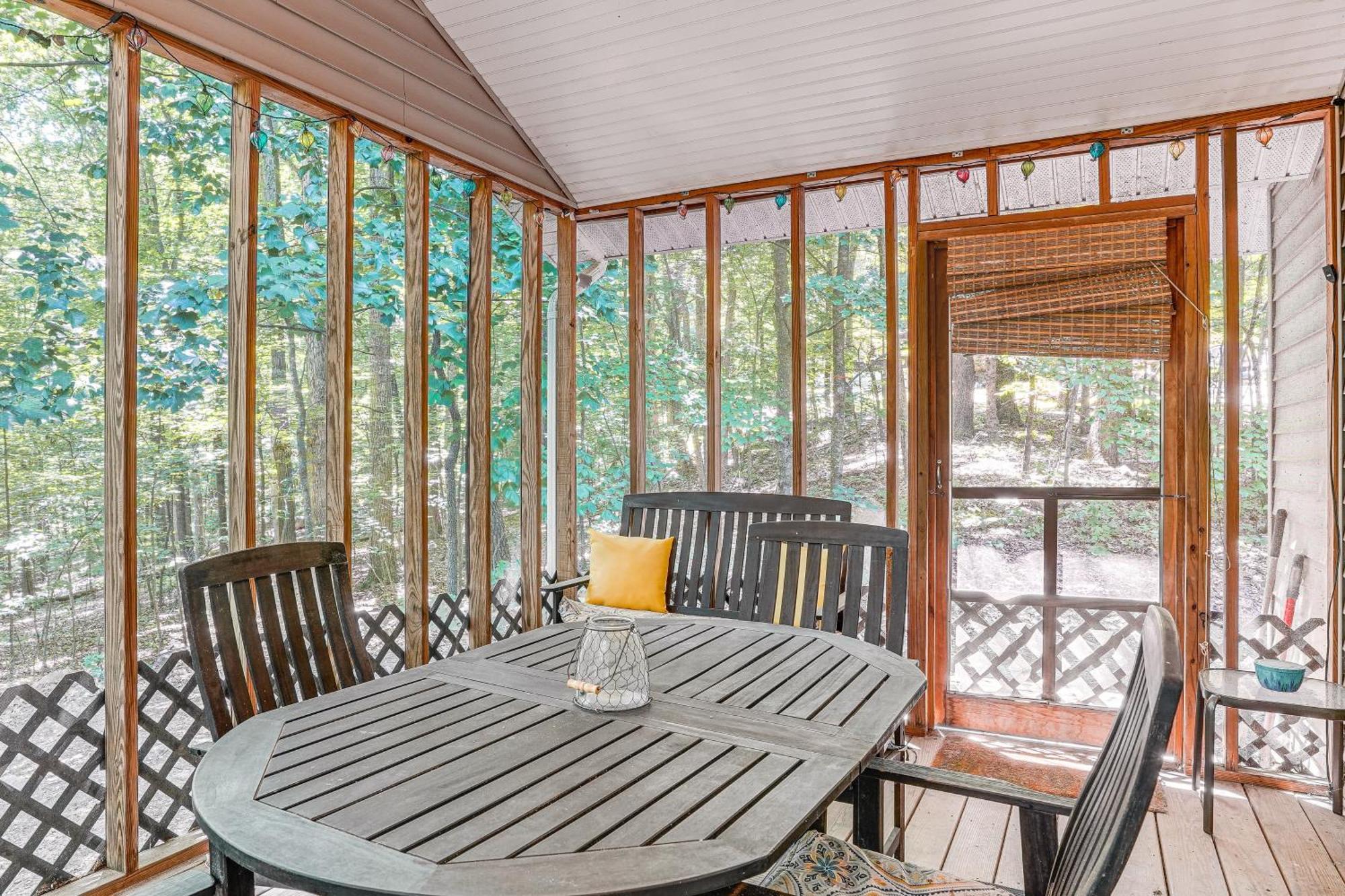 Cabin With Deck And Screened-In Porch In New Market! Exterior photo