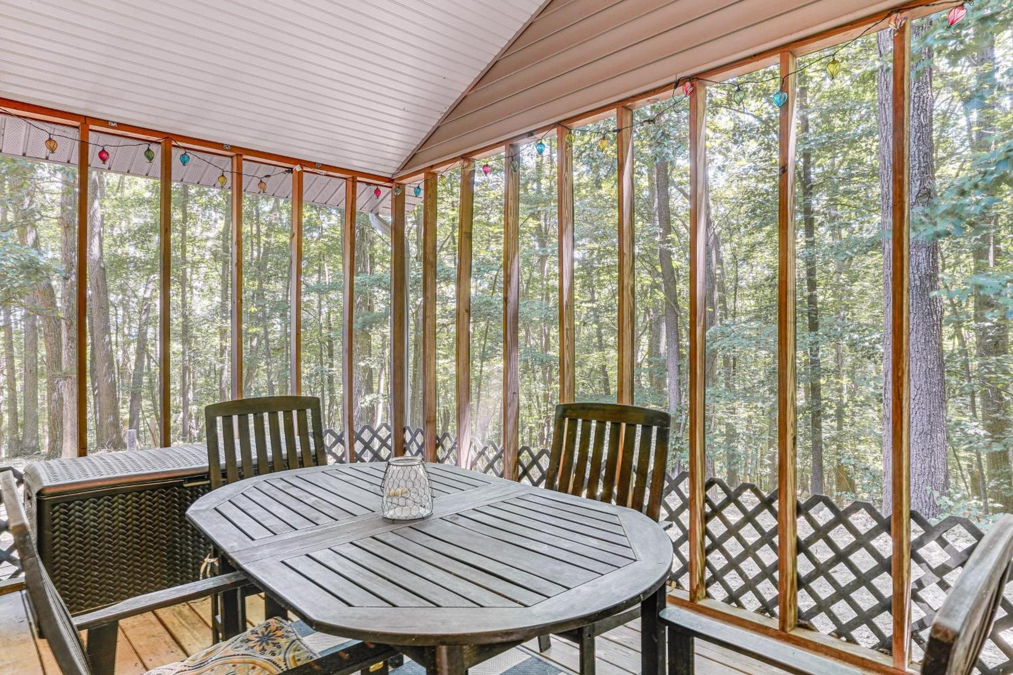 Cabin With Deck And Screened-In Porch In New Market! Exterior photo