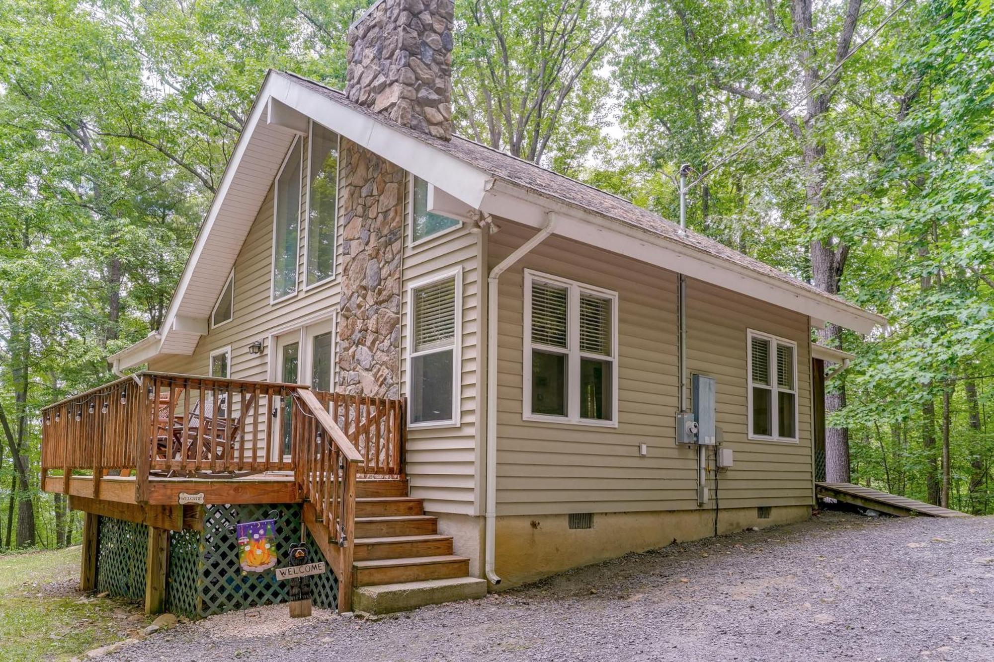 Cabin With Deck And Screened-In Porch In New Market! Exterior photo